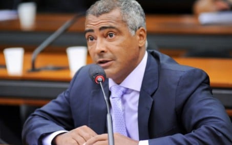 Romário presta homenagem a Pelé: 'Fez o mundo se curvar ao seu talento'