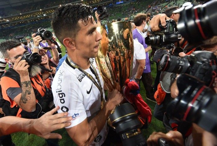Corinthians player Balbuena holds the trophy after his team won the 2018 Paulista championship final football match against Palmeiras held at Allianz Parque stadium, in Sao Paulo, Brazil on April 8, 2018. / AFP PHOTO / NELSON ALMEIDA