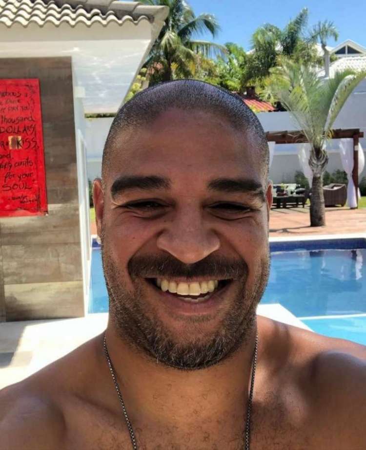 Adriano Imperador faz selfie em casa