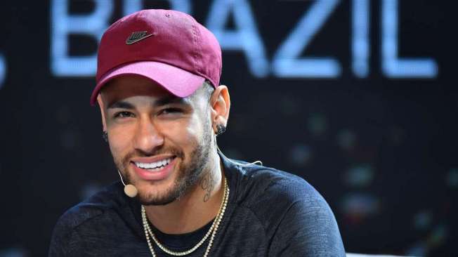 Brazilian PSG's footballer Neymar Junior takes part in a promotional event of the Chinese consumer electronic brand TCL for the media, in Sao Paulo, Brazil, on April 17, 2018.
Brazilian superstar Neymar said Tuesday that he won't be back playing at least until the second half of May, when he is scheduled to have his final medical exam following foot surgery. / AFP PHOTO / Nelson ALMEIDA
      Caption