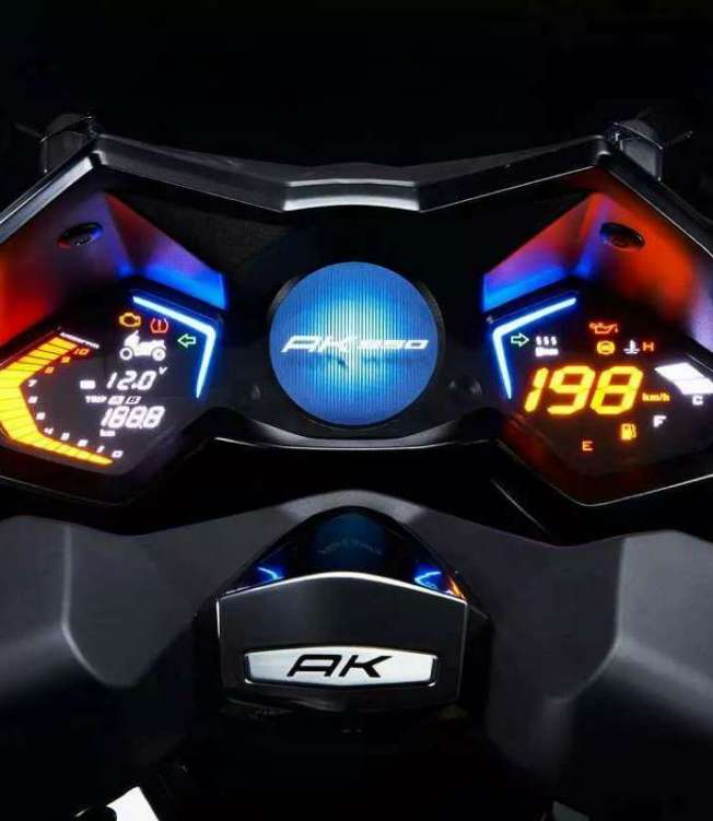 Painel 100% digital é dividido em três áreas. Sistema possui conectividade com smatphones e função de monitoramento da pressão dos pneus