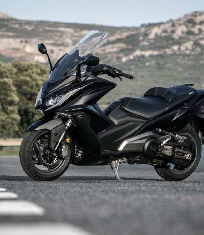 Painel 100% digital é dividido em três áreas. Sistema possui conectividade com smatphones e função de monitoramento da pressão dos pneus