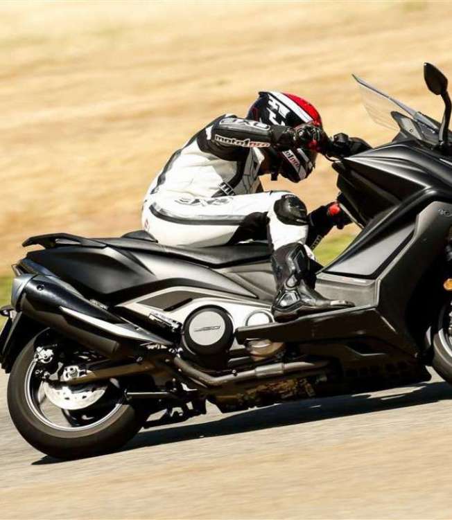 Painel 100% digital é dividido em três áreas. Sistema possui conectividade com smatphones e função de monitoramento da pressão dos pneus