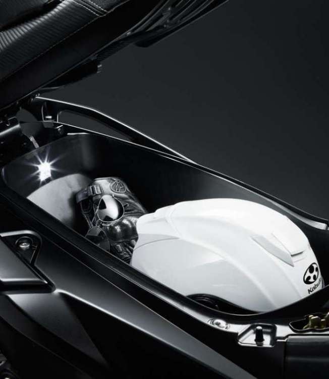 Painel 100% digital é dividido em três áreas. Sistema possui conectividade com smatphones e função de monitoramento da pressão dos pneus