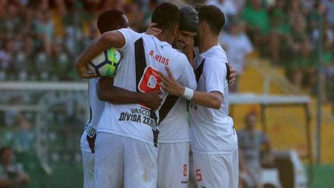 Andr�s Rios comemora o gol com Thiago Galhardo, que acertou uma bela assist�ncia, e Des�bato