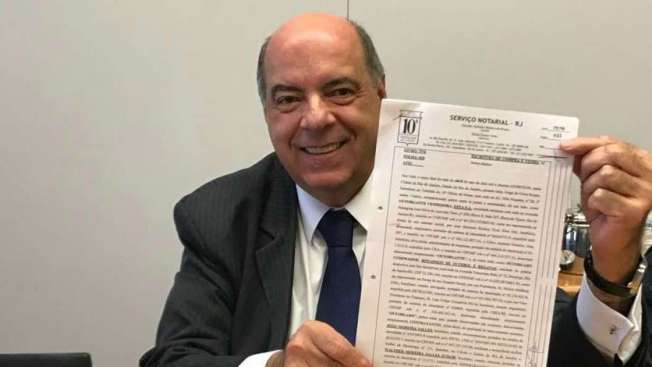 O Presidente do Botafogo, Nelson Mufarrej, assina escritura de compra e venda do Espa�o Lonier para ser o novo CT do clube 
