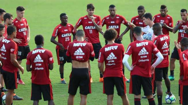 Todos est�o sob press�o na equipe do Flamengo: jogadores e o t�cnico interino Mauricio Barbieri