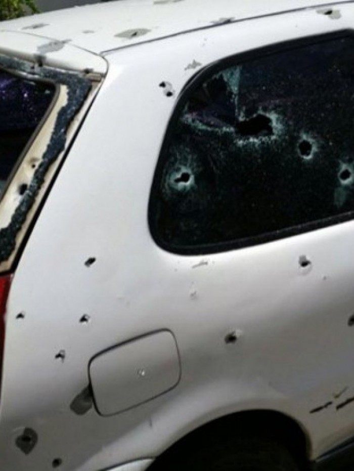 Carro foi atingido por mais de 100 tiros na chacina de Costa Barros