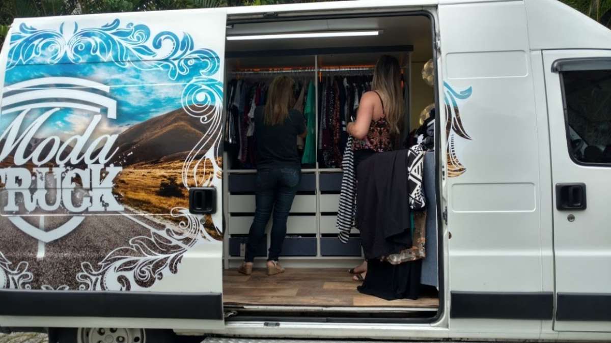 Loja itinerante percorre cidades do Rio e São Paulo para vender roupas e acessórios