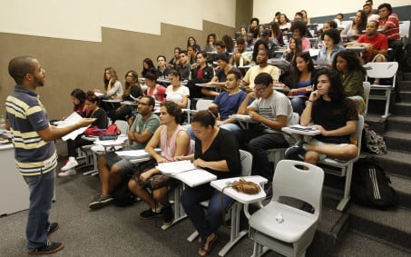 Reajustes das mensalidades deixam estudantes sem opção
