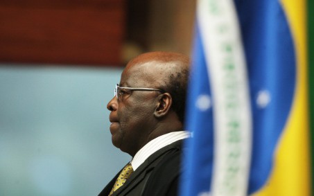 Joaquim Barbosa diz que pressão de militares sobre TSE sinaliza golpe