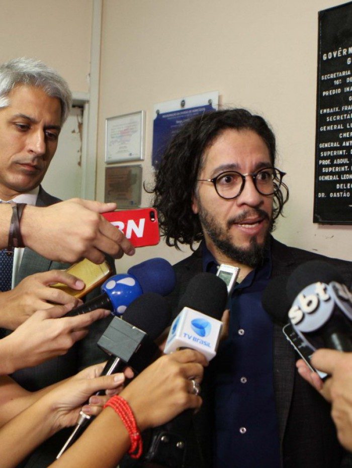 08/05/2018 - Os Deputados, Alexandre Molon e Jean Willis chegam a DH Barra para reuni&atilde;o sobre o andamento das investiga&ccedil;&ograve;es da morte da Vereadora Mariele Franco. Fotos de Estefan Radovicz / Ag&ecirc;ncia O Dia
      Byline