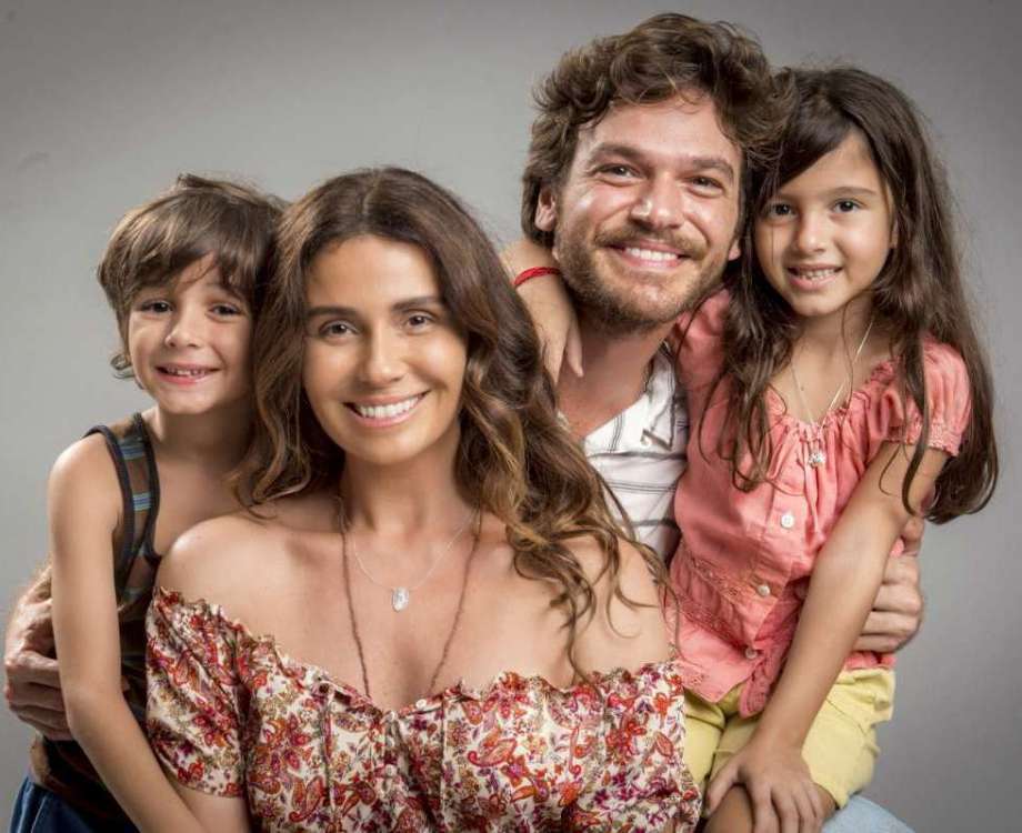 &icirc;caro (Thales Miranda), Luzia ( Giovanna Antonelli ), Beto ( Emilio Dantas ) e Manuela (Rafaela Brasil)