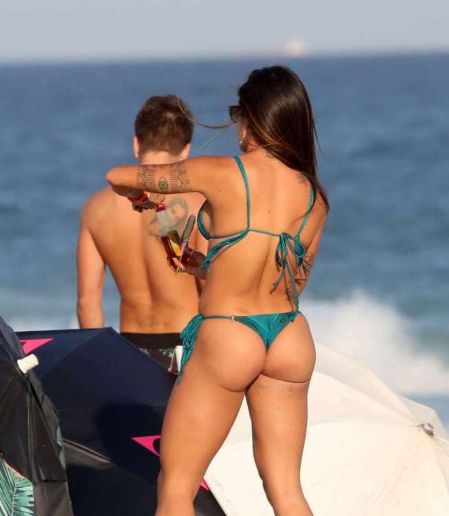 Aline Riscado na Praia