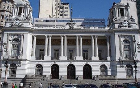 Profissionais da limpeza da Câmara encontram dinheiro em banheiro