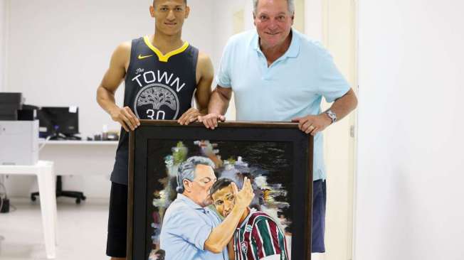 Richarlison levou um quadro para presentear o t�cnico Abel Braga no Fluminense. 