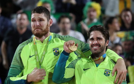 Campeão olímpico no Rio, Bruno Schmidt anuncia aposentadoria do vôlei de praia