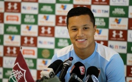 Fluminense estuda inscrever novo lateral na Libertadores