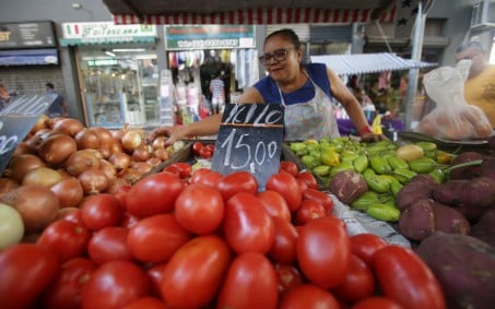 Cenoura e tomate são itens de 'luxo' na lista de compras com a inflação acumulada