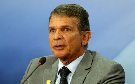 Presidente da Petrobras diz que segurar reajuste pode provocar falta de combustível nos postos