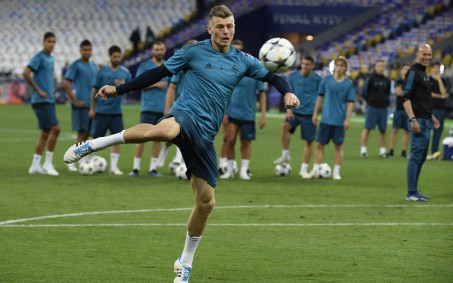 Toni Kroos se lesiona em treinamento e está fora do duelo contra o PSG na Champions
