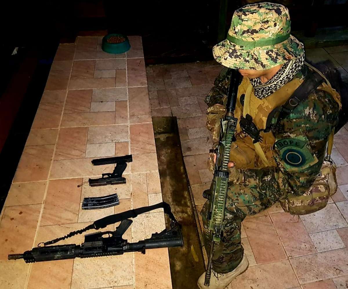 Policiais do Bope entraram nas comunidades logo ap&oacute;s o in&iacute;cio do tiroteio. Fuzil e pistola foram apreendidos