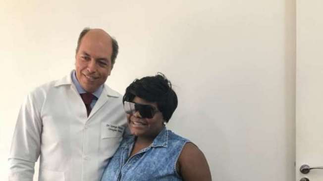 Jojo posa satisfeita durante reviso com seu cirurgio George Mahfoud em Clnica na zona sul do RJ