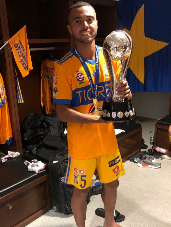 Rafael Carioca com a taça de campeão pelo Tigres: na torcida pelo Brasil