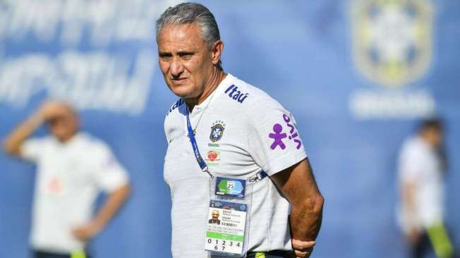 Brazil's coach Tite leads a training session at the Yug Sport Stadium, in Sochi, on June 24, 2018, during the Russia 2018 FIFA World Cup football tournament. / AFP PHOTO / Nelson Almeida