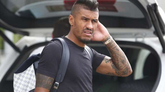 Brazil's midfielder Paulinho leaves his team's hotel in Kazan on July 7, 2018, a day after the five-time champions crashed out of the Russia 2018 World Cup football tournament after a 2-1 quarter-final defeat to Belgium. / AFP PHOTO / Benjamin CREMEL