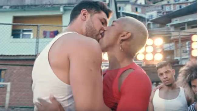 Nego do Borel beija outro homem em clipe 