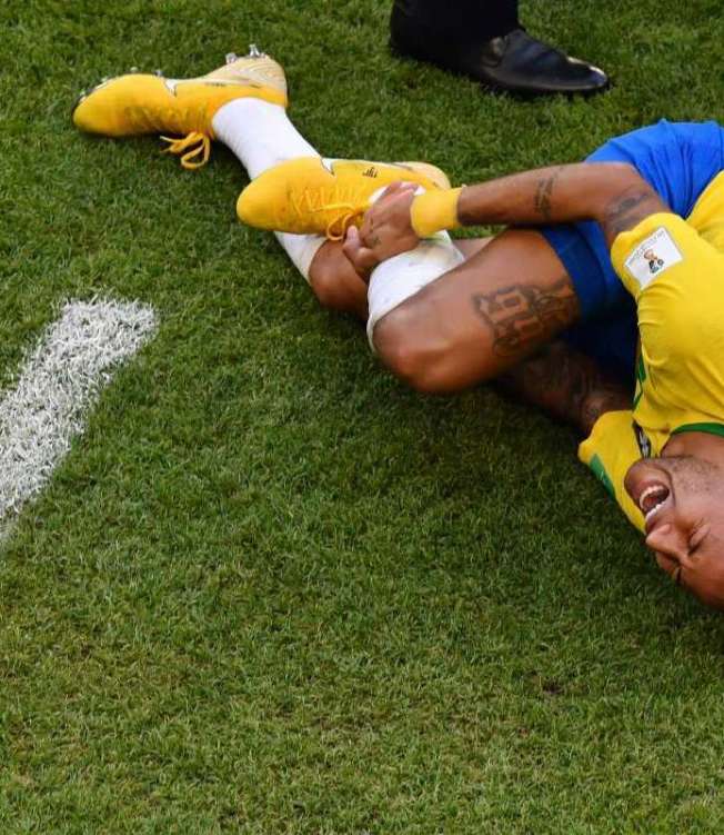 Brazil's forward Neymar reacts on the ground after being fouled during the Russia 2018 World Cup round of 16 football match between Brazil and Mexico at the Samara Arena in Samara on July 2, 2018. / AFP PHOTO / Kirill KUDRYAVTSEV / RESTRICTED TO EDITORIAL USE - NO MOBILE PUSH ALERTS/DOWNLOADS