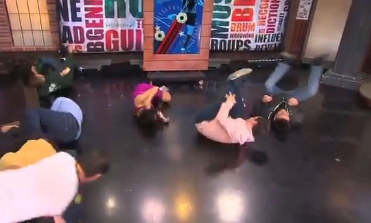 Brazil's forward Neymar reacts on the ground after being fouled during the Russia 2018 World Cup round of 16 football match between Brazil and Mexico at the Samara Arena in Samara on July 2, 2018. / AFP PHOTO / Kirill KUDRYAVTSEV / RESTRICTED TO EDITORIAL USE - NO MOBILE PUSH ALERTS/DOWNLOADS