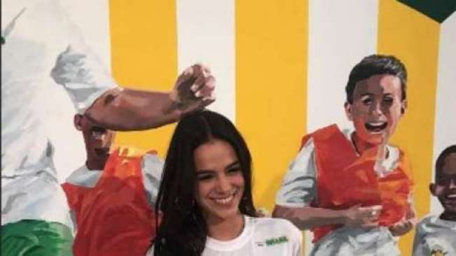 Bruna Marquezine vai ao Instituto Neymar 