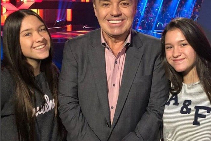 Gugu posa com as filhas 