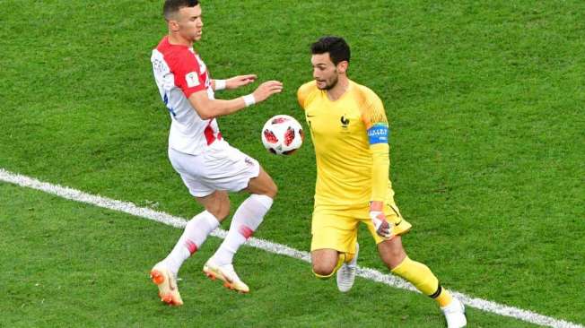 France's goalkeeper Hugo Lloris (R) gets to the ball ahead of Croatia's forward Ivan Perisic during the Russia 2018 World Cup final football match between France and Croatia at the Luzhniki Stadium in Moscow on July 15, 2018. / AFP PHOTO / Mladen ANTONOV / RESTRICTED TO EDITORIAL USE - NO MOBILE PUSH ALERTS/DOWNLOADS
