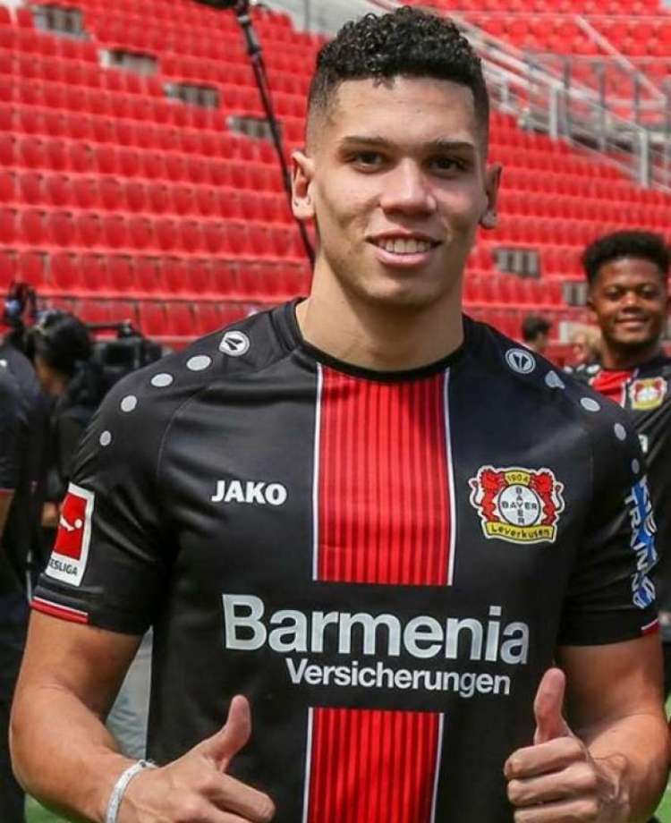 Paulinho com a camisa do Bayer