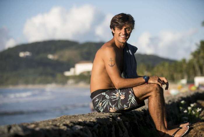 Elmo (Felipe Simas) de O Tempo Não Para