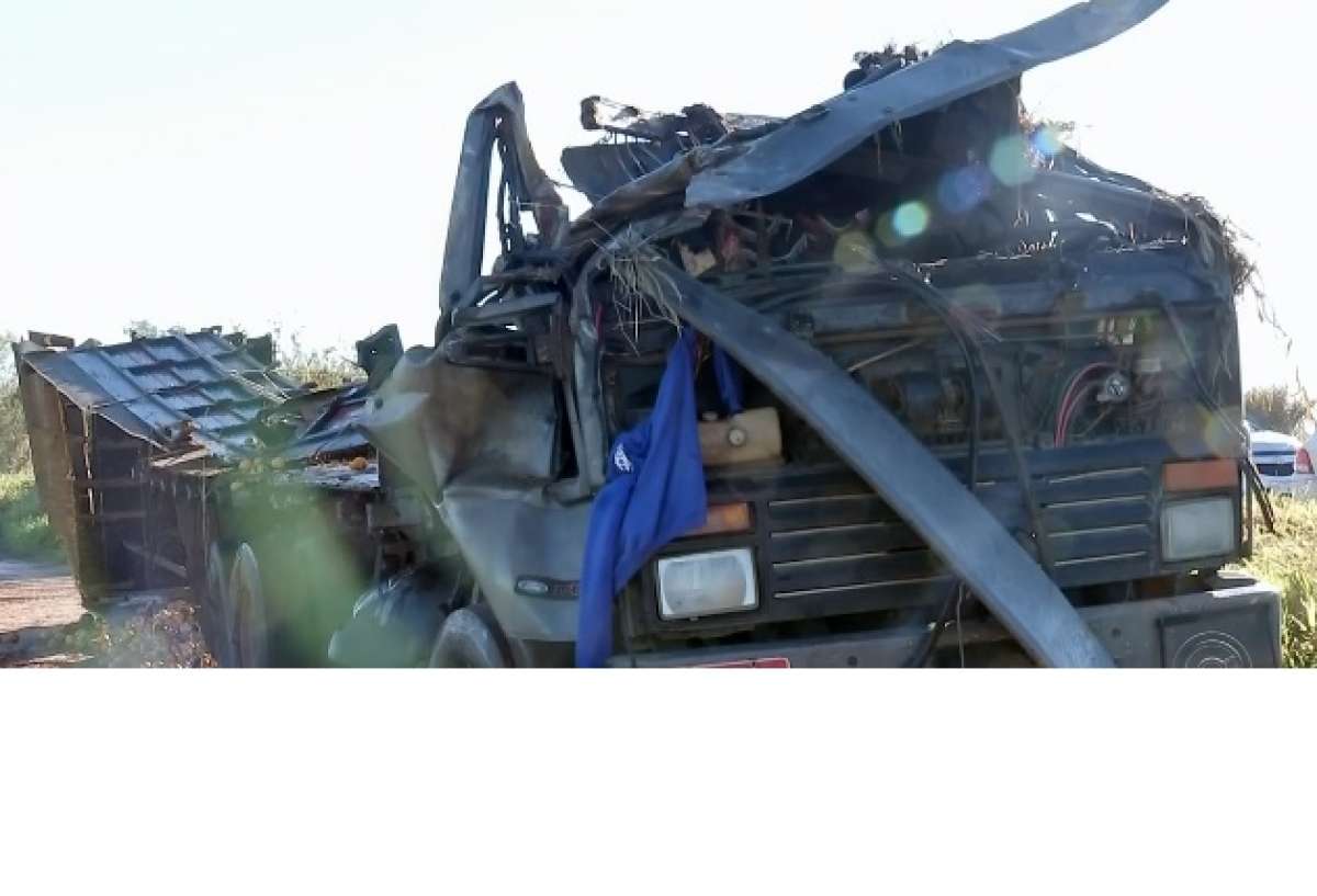 Caminhão de laranja bateu no carro em que estavam pai, mãe e filho