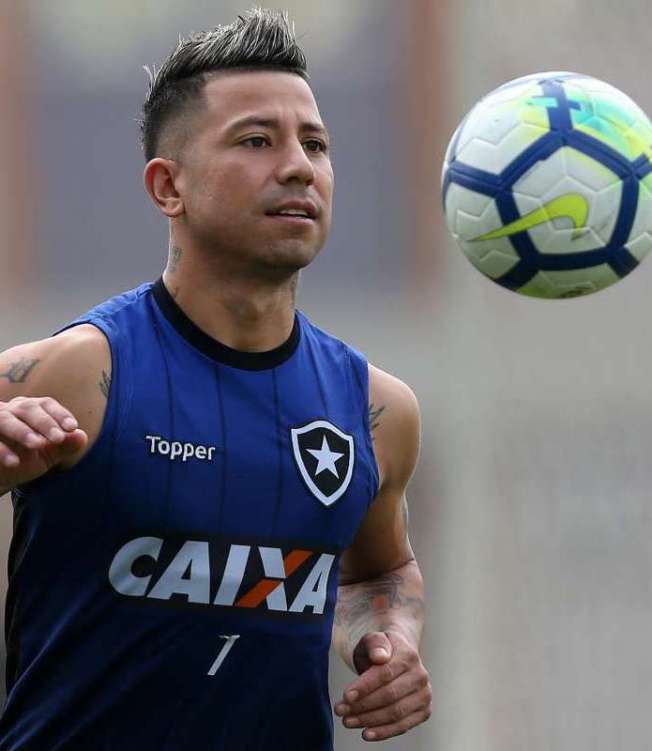 Leo Valencia já manifestou vontade de sair. La 'U' tem interesse
- Vitor Silva / SSPress / Botafogo
