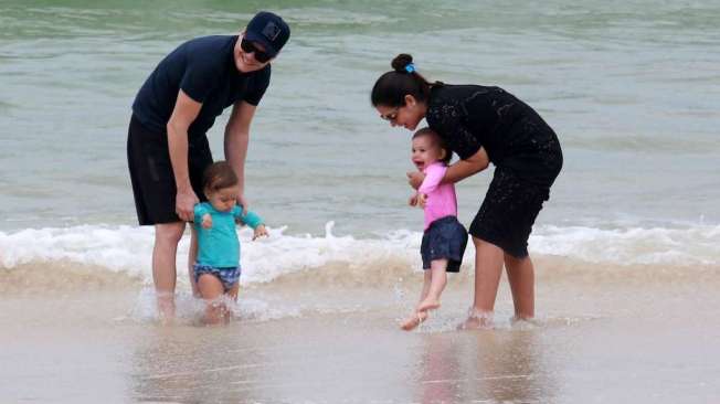 Michel Teló vai à praia com a família