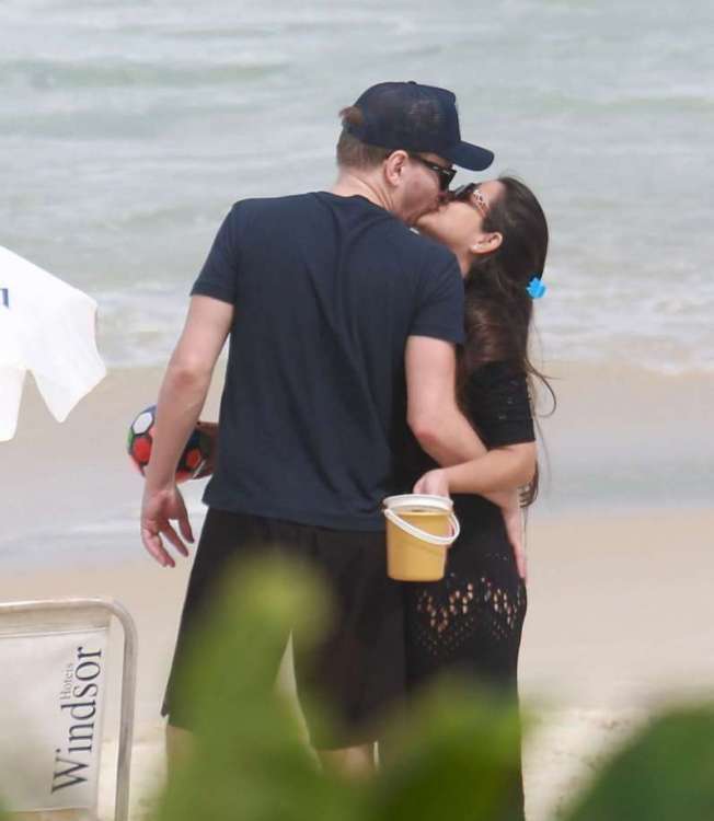 Michel Tel&oacute; e Thais se beijam 