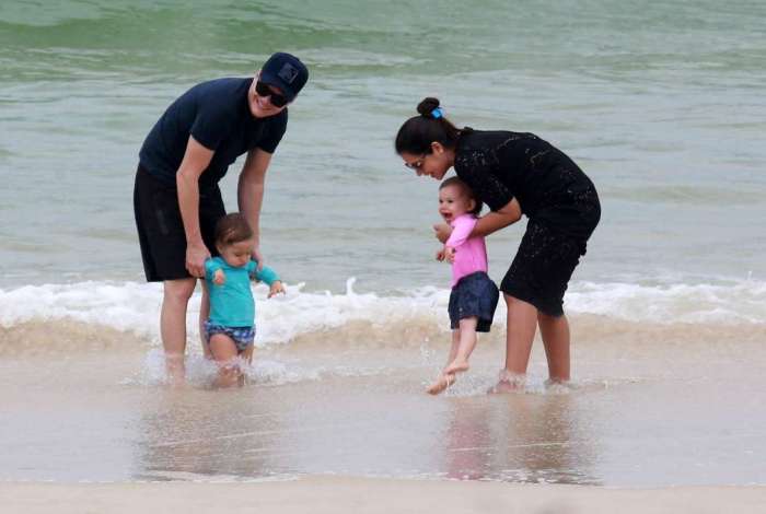 Michel Teló vai à praia com a família