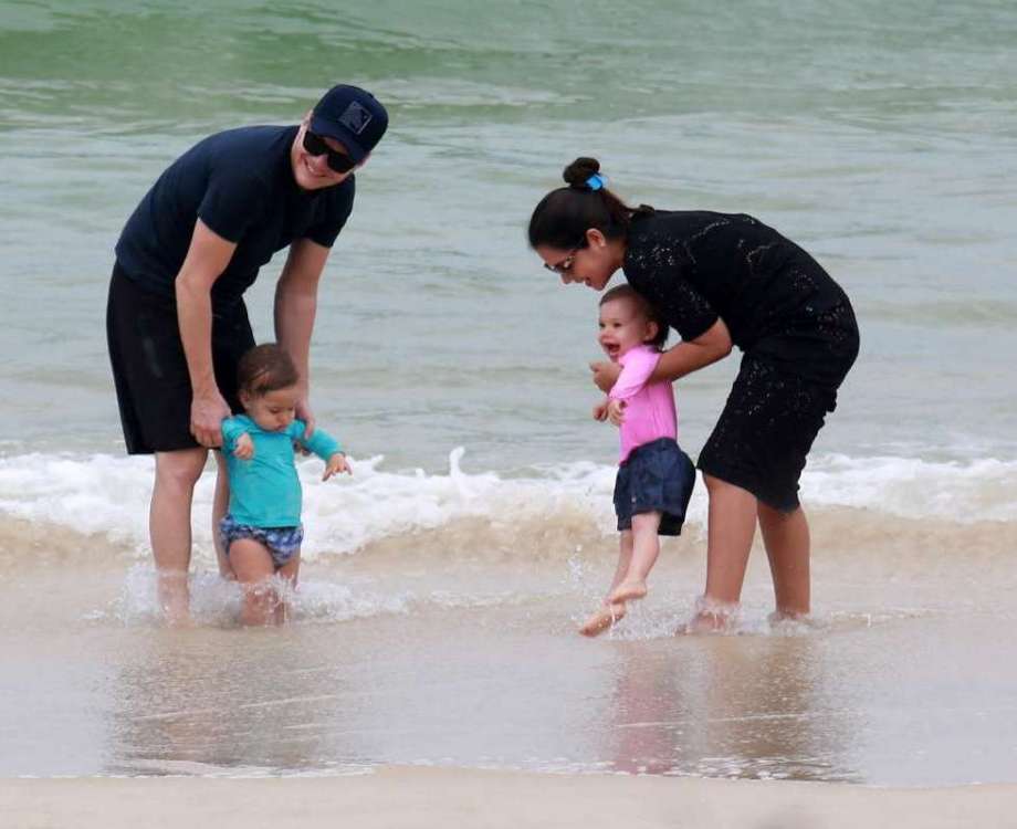 Michel Tel&oacute; vai &agrave; praia com a fam&iacute;lia