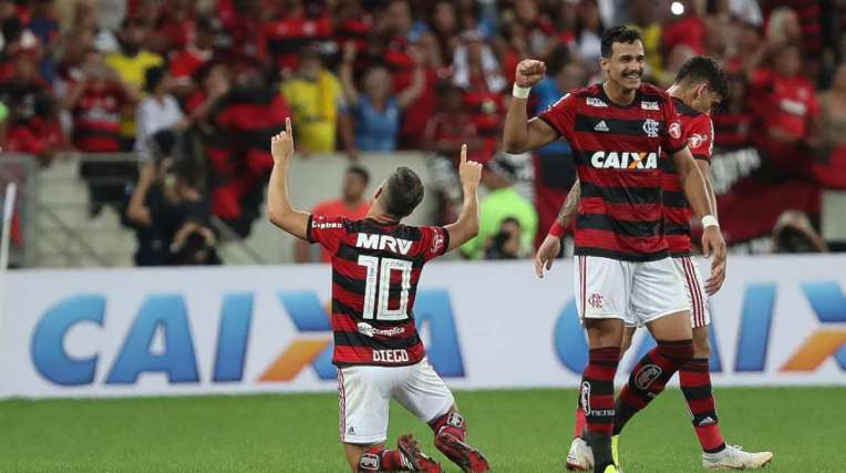 Diego, ajoelhado, e Henrique Dourado, � frente de Lucas Paquet�, comemoram o gol do Flamengo