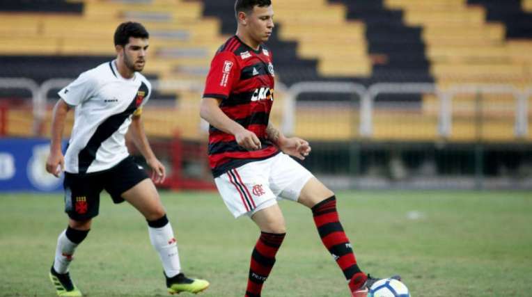 Hugo Moura, do Flamengo, e Dudu, do Vasco, pelo Sub-20 