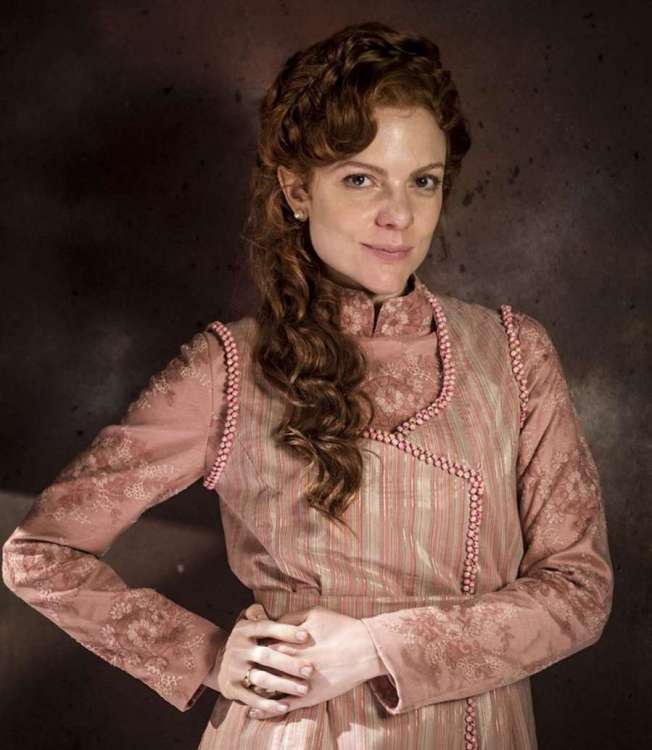 A ruiva &eacute; respons&aacute;vel pela educa&ccedil;&atilde;o das irm&atilde;s Marocas, Nico e Kiki