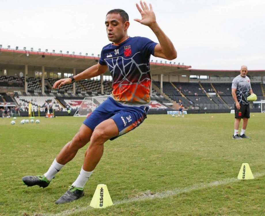 O zagueiro Werley quebrou o bra&ccedil;o esquerdo no dia 30 de maio, ap&oacute;s levar um chute de Neris, do Paran&aacute;, durante a vit&oacute;ria por 1 a 0 