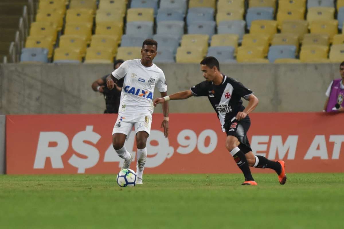 Pikachu prepara o chute diante da marca&ccedil;&atilde;o. Jogador vasca&iacute;no completou o s&eacute;timo jogo sem marcar