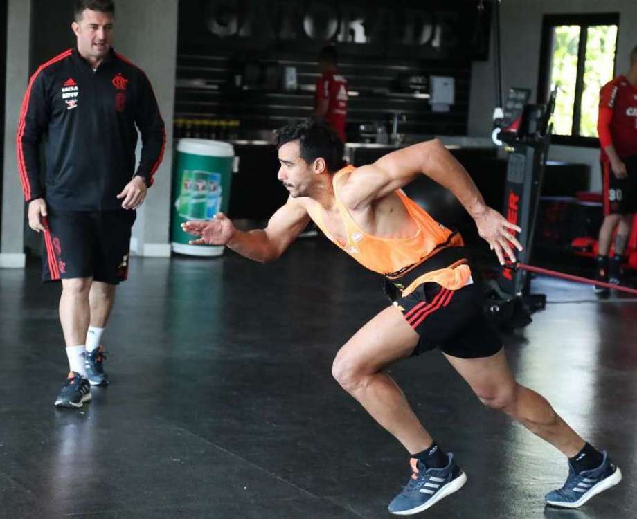 Henrique Dourado, o Ceifador, treina forte para voltar a balan&ccedil;ar as redes com o Manto Sagrado